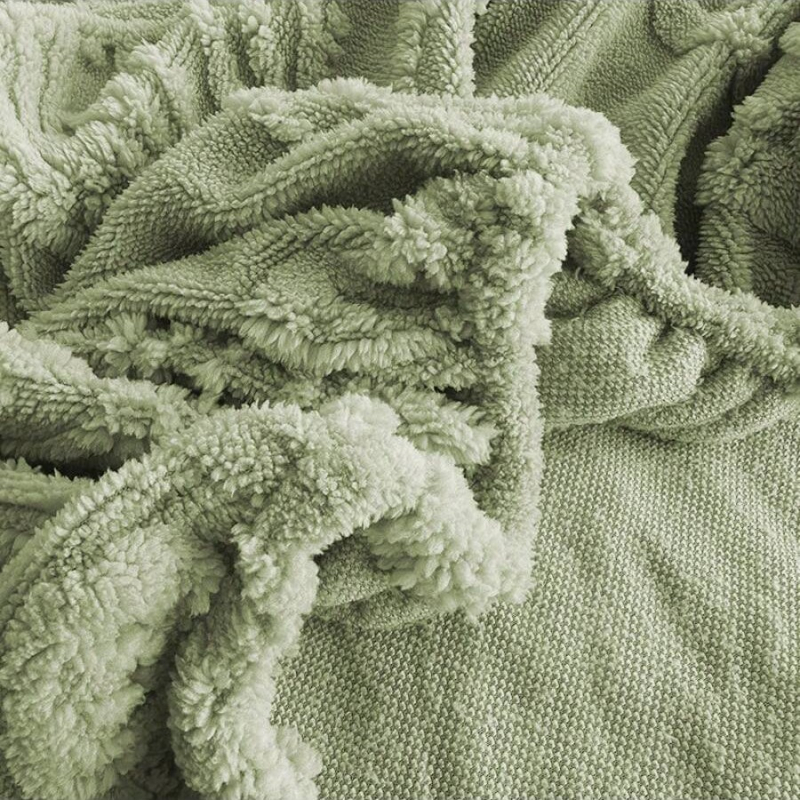 2025 m. naujas šiltų gėlių rašto paklodžių rinkinys iš trijų dalių su taftos užvalkalu ir aksominiu sustorintu paklodžių užvalkalu bei apsauginiu čiužinio užvalkalu.