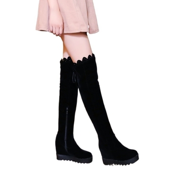 Matt velúr, kerek orrú, fűzős, dekoratív, csúszásgátló talpú, térdig érő, minden méretben kapható, nagy méretű női csizma magas sarkú, oldalsó cipzárral