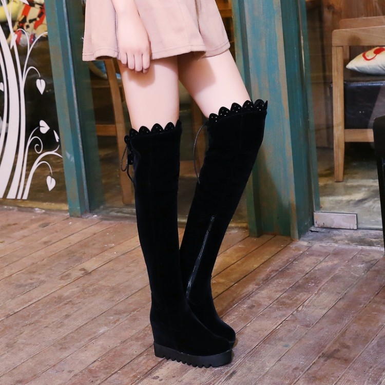 Matt velúr, kerek orrú, fűzős, dekoratív, csúszásgátló talpú, térdig érő, minden méretben kapható, nagy méretű női csizma magas sarkú, oldalsó cipzárral