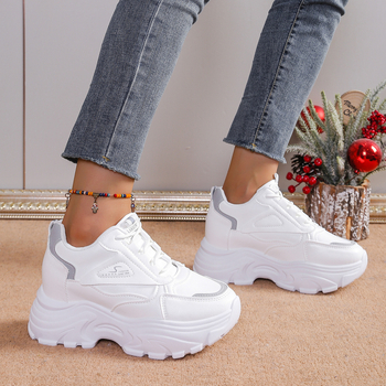 Γυναικεία αθλητικά παπούτσια για αυξανόμενο ύψος, φθινοπωρινά, νέα δερμάτινα, λευκά παπούτσια για τρέξιμο, με χοντρή σόλα, ελαφριά, μονόχρωμα παπούτσια για μεγάλο μέγεθος