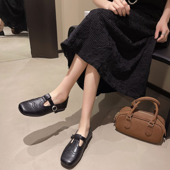 Γυναικεία φλατ παπούτσια Mary Jane με στρογγυλή μύτη, σκαλιστά μικρά δερμάτινα παπούτσια για γυναίκες, άνοιξη και καλοκαίρι 2025, σεζόν Brogue, νέο στυλ, άνετο και άνετο.