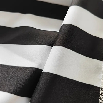 juodai balta dryžuota staltiesė, plaunama stačiakampė poliesterio staltiesė