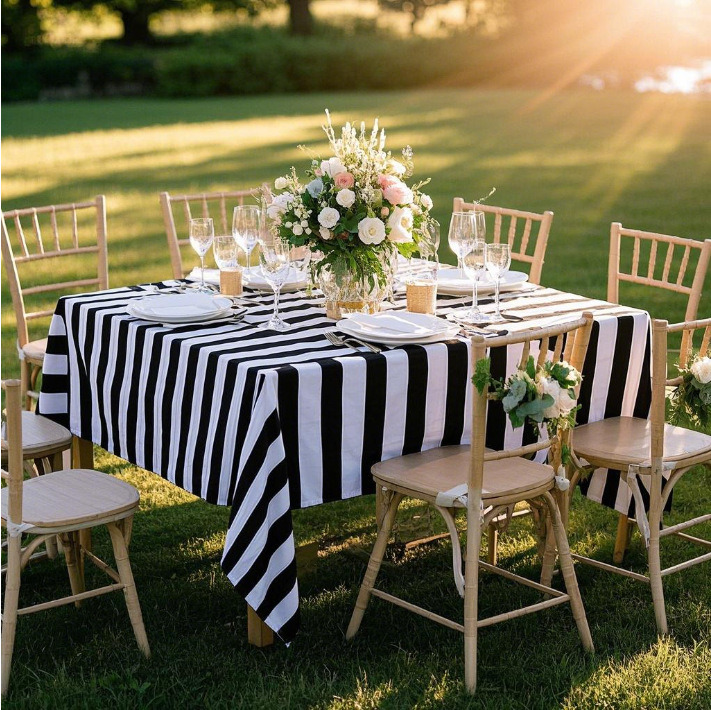 juodai balta dryžuota staltiesė, plaunama stačiakampė poliesterio staltiesė