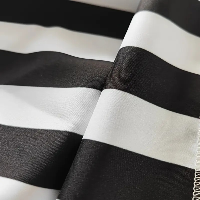 juodai balta dryžuota staltiesė, plaunama stačiakampė poliesterio staltiesė