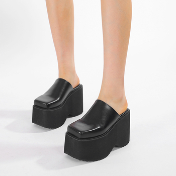 Bateliai su laisvalaikio platforma, storapadės bateliai, itin aukšti kulniukai, užsegami bateliai nuo pirštų galiukų, šlepetės iki pusės, bateliai su kvadratinėmis nosimis