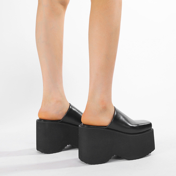 Bateliai su laisvalaikio platforma, storapadės bateliai, itin aukšti kulniukai, užsegami bateliai nuo pirštų galiukų, šlepetės iki pusės, bateliai su kvadratinėmis nosimis