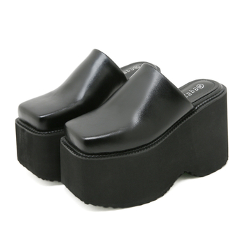 Bateliai su laisvalaikio platforma, storapadės bateliai, itin aukšti kulniukai, užsegami bateliai nuo pirštų galiukų, šlepetės iki pusės, bateliai su kvadratinėmis nosimis