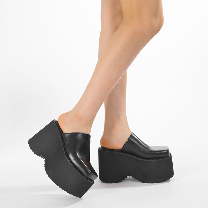 Bateliai su laisvalaikio platforma, storapadės bateliai, itin aukšti kulniukai, užsegami bateliai nuo pirštų galiukų, šlepetės iki pusės, bateliai su kvadratinėmis nosimis