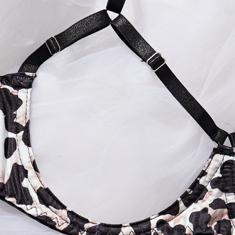 Plahvatusohtlik leopardimustriga õõnes seksikas pesukostüüm, lindiga õmblemine, keeruline protsess, kolmepunktiline stiil