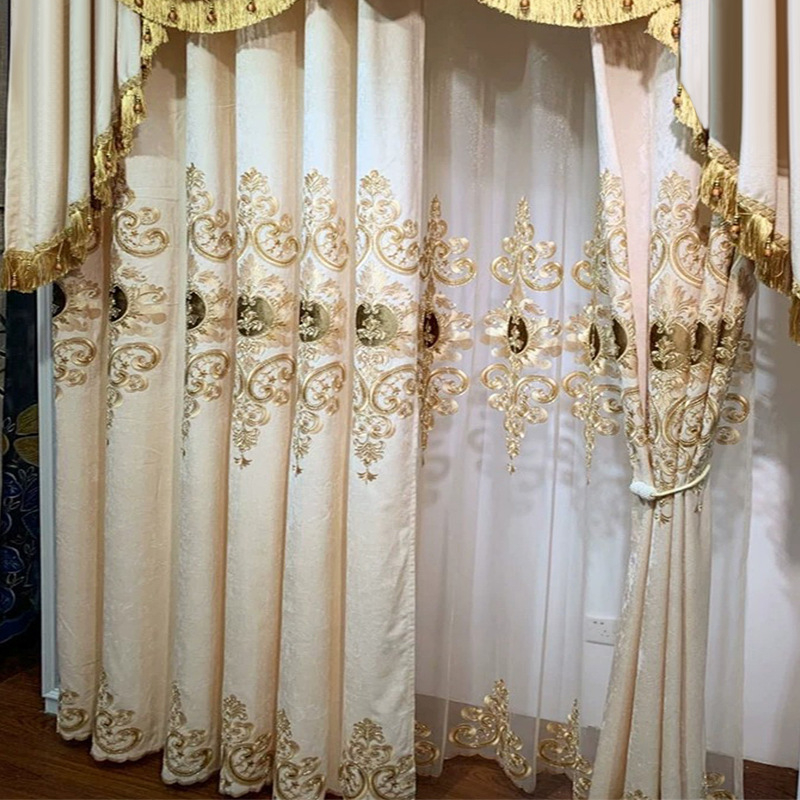 Prabangios užuolaidos nuo saulės, pagamintos iš storo šenilo lazeriu siuvinėto audinio, skirtos svetainei, miegamajam ir 24 valandų pristatymui.