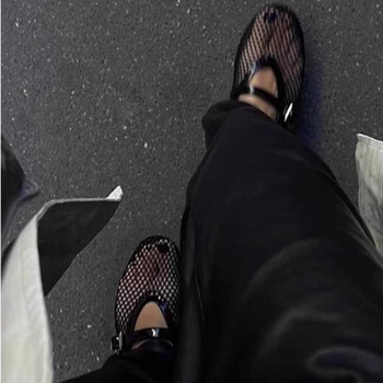 Γυναικεία παπούτσια μπαλέτου με στρογγυλή κεφαλή και σχέδιο niche, με κοίλο σχέδιο ψαροκόκαλου, καλοκαίρι 2024, νέα μοντέρνα παπούτσια μονής στρώσης με επίπεδη ζώνη και αγκράφα