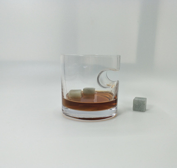 Klaasist kangete alkohoolsete jookide klaas Ümmargune sigariklaas Valge veini klaas Viskikarikas