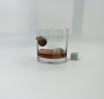 Klaasist kangete alkohoolsete jookide klaas Ümmargune sigariklaas Valge veini klaas Viskikarikas