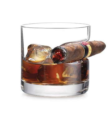 Klaasist kangete alkohoolsete jookide klaas Ümmargune sigariklaas Valge veini klaas Viskikarikas