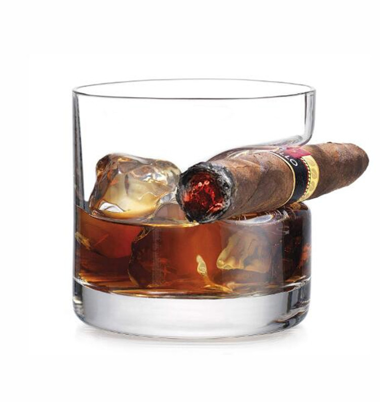 Klaasist kangete alkohoolsete jookide klaas Ümmargune sigariklaas Valge veini klaas Viskikarikas