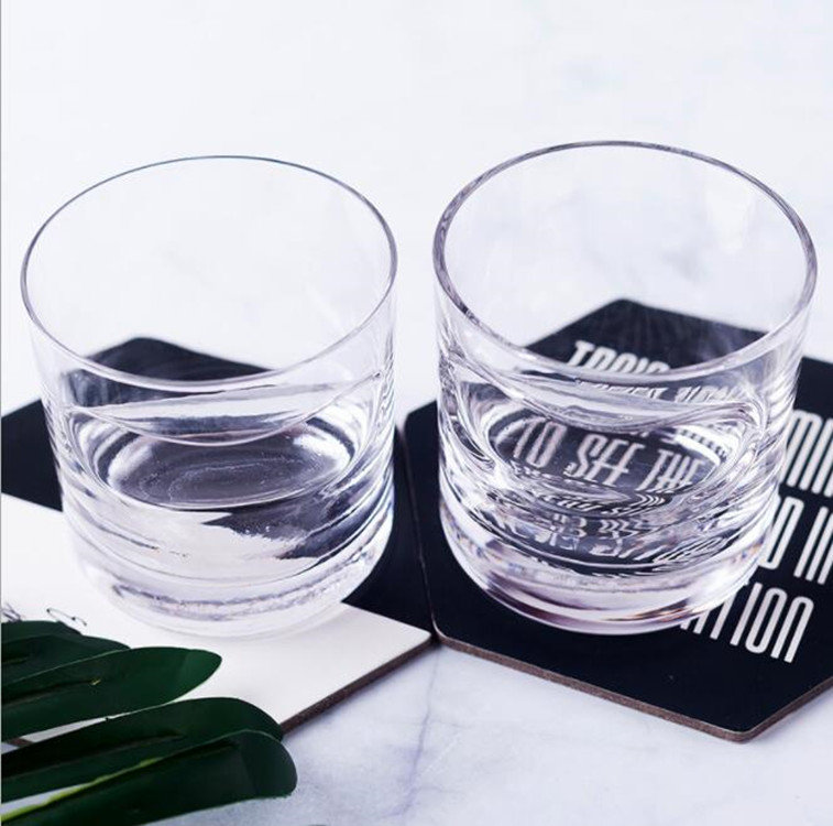 Klaasist kangete alkohoolsete jookide klaas Ümmargune sigariklaas Valge veini klaas Viskikarikas