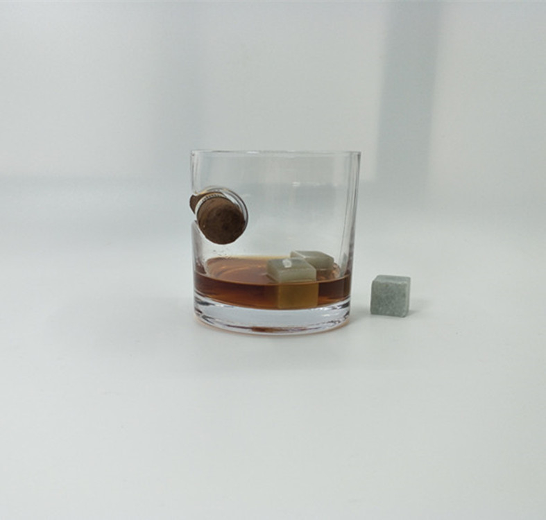Klaasist kangete alkohoolsete jookide klaas Ümmargune sigariklaas Valge veini klaas Viskikarikas