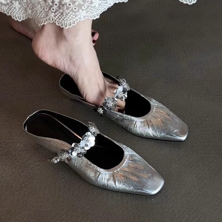 Készre szerelt változat ~ Divatos, szögletes orrú, női papucsok nyári kültéri viseletre, egysoros csattal, egylábas, orrmerevítős félpapucs