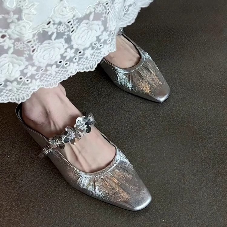 Készre szerelt változat ~ Divatos, szögletes orrú, női papucsok nyári kültéri viseletre, egysoros csattal, egylábas, orrmerevítős félpapucs