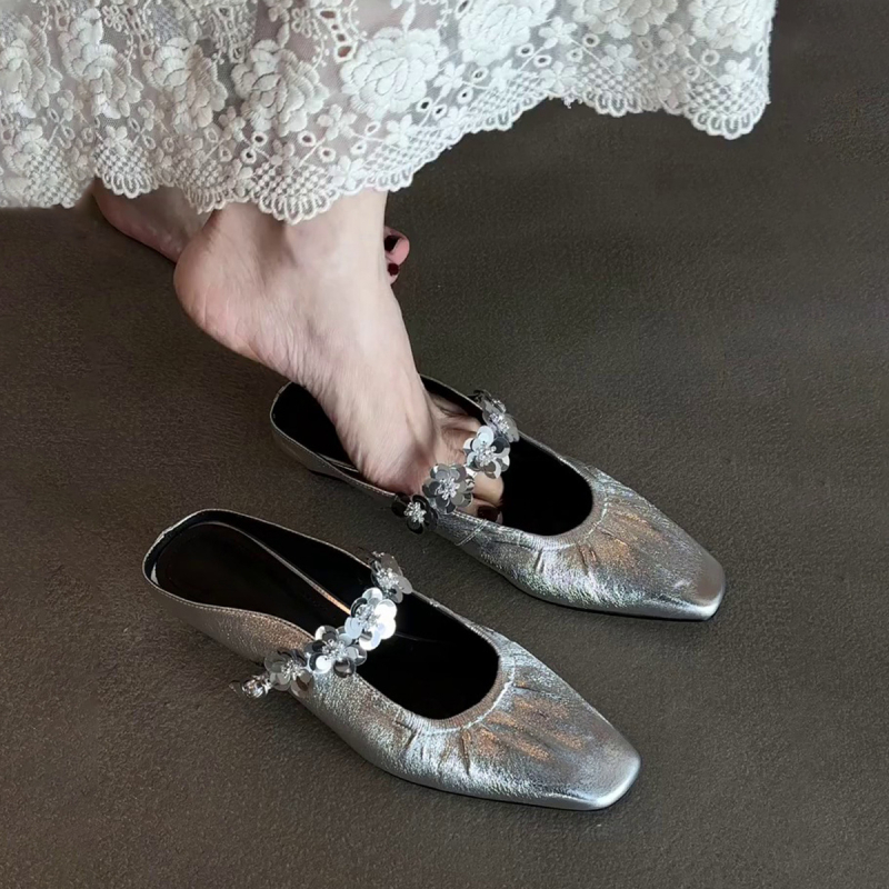 Készre szerelt változat ~ Divatos, szögletes orrú, női papucsok nyári kültéri viseletre, egysoros csattal, egylábas, orrmerevítős félpapucs