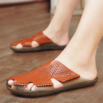 Nyári új férfi papucsok üzleti alkalmi marhabőr csúszásgátló strandszandál lyukas lélegző félcipő
