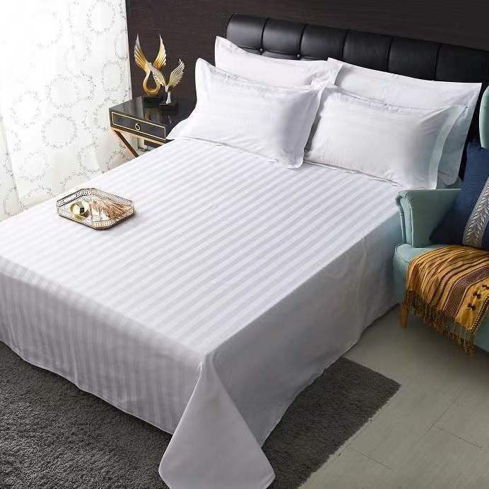 „Impulse“ viešbučio grynai balta atlasinė dryžuota patalynė nakvynei ir pusryčiams, grožio salonas, vonia, masažo parduotuvė, grynos spalvos, vienetinė paklodė.