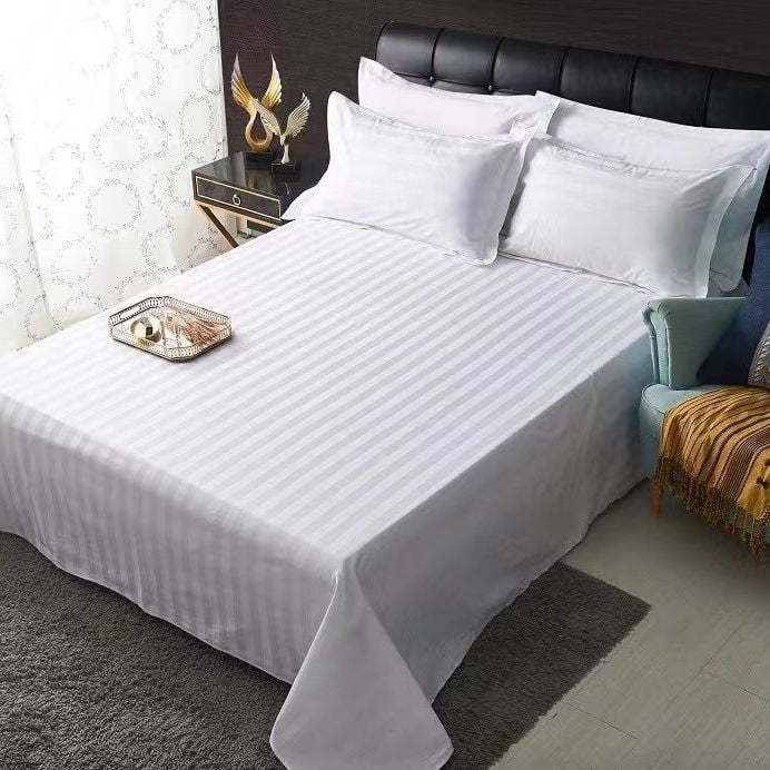 „Impulse“ viešbučio grynai balta atlasinė dryžuota patalynė nakvynei ir pusryčiams, grožio salonas, vonia, masažo parduotuvė, grynos spalvos, vienetinė paklodė.