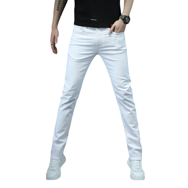 Tiszta fehér férfi rugalmas farmer fiatal diákoknak, mindennapi, hétköznapi sportnadrág, sokoldalú, karcsúsított nadrág férfiaknak