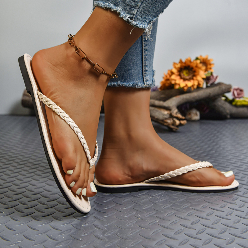 Határokon átnyúló külkereskedelem Európai és amerikai internetes hírességek divatos stílusa 2025 nyári női új nagy méretű szandálok lapos cipők papucsok szandálok