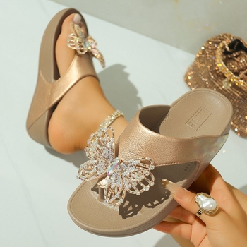 Határokon átnyúló európai és amerikai nagyméretű strasszos papucsok nőknek, új nyári női vastag talpú ünnepi ék alakú strandszandálok