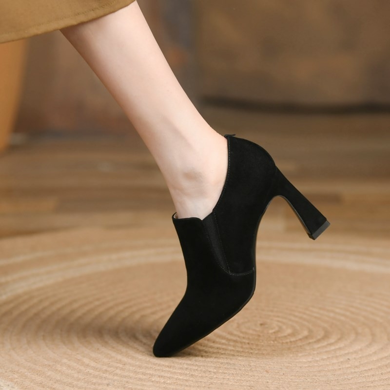 Hegyes sarkú női cipők 2023 Tavaszi és őszi új európai és amerikai retró vastag sarokú ujjú, egyrétegű velúr divatos női cipők