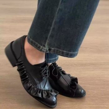 Άνοιξη 2025 Μοντέρνα Ευρωπαϊκά και Αμερικανικά σχέδια σε στυλ niche, πρωτότυπα σκούρα, δερμάτινα παπούτσια με βολάν και κορδόνια, με χοντρό τακούνι.