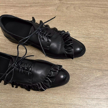 Άνοιξη 2025 Μοντέρνα Ευρωπαϊκά και Αμερικανικά σχέδια σε στυλ niche, πρωτότυπα σκούρα, δερμάτινα παπούτσια με βολάν και κορδόνια, με χοντρό τακούνι.