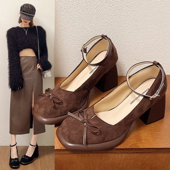 Francia retro magassarkú 2025 tavaszi új, vastag sarokú, csattal ellátott, világos, érett, elegáns, szexi barna, egyrétegű női cipők