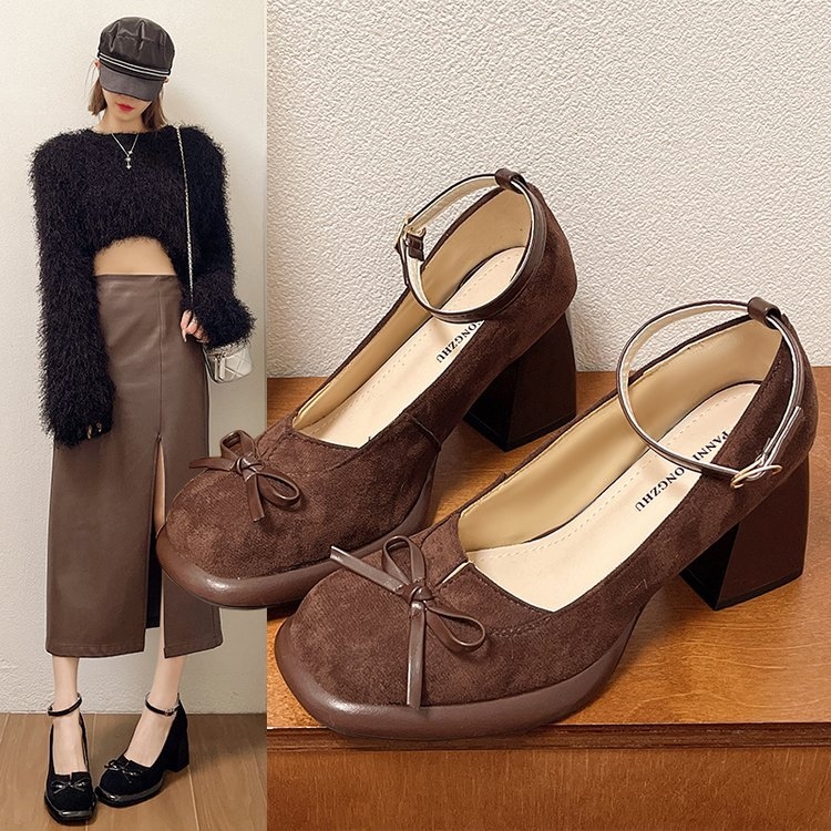 Francia retro magassarkú 2025 tavaszi új, vastag sarokú, csattal ellátott, világos, érett, elegáns, szexi barna, egyrétegű női cipők