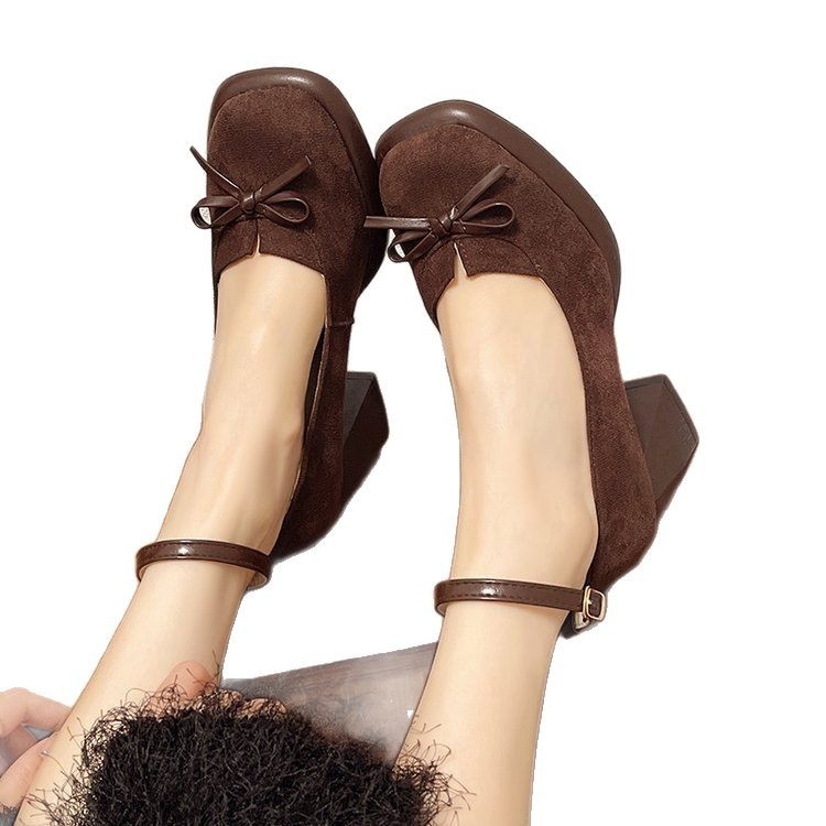 Francia retro magassarkú 2025 tavaszi új, vastag sarokú, csattal ellátott, világos, érett, elegáns, szexi barna, egyrétegű női cipők