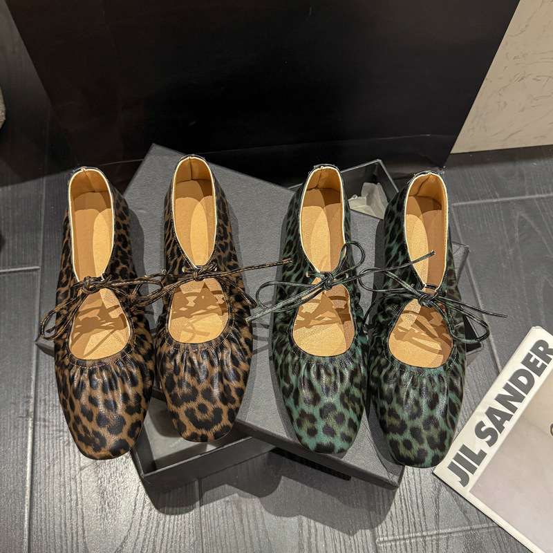 Szögletes orrú lapos talpú női cipők lapos talpú cipők 2024 új tündér stílusú rugalmas szalaggal, masnival, leopárdmintás Mary Jane