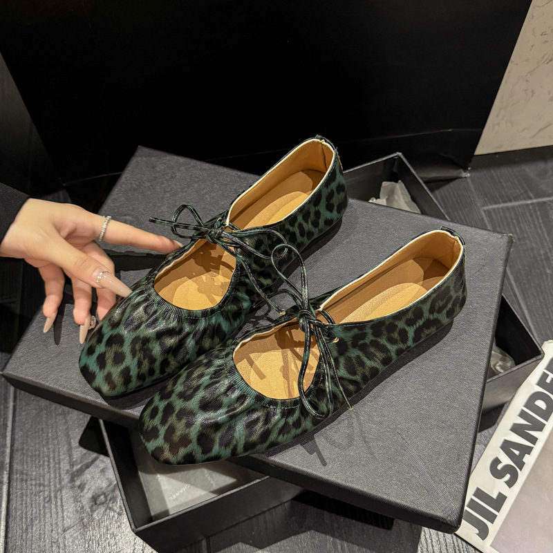 Szögletes orrú lapos talpú női cipők lapos talpú cipők 2024 új tündér stílusú rugalmas szalaggal, masnival, leopárdmintás Mary Jane