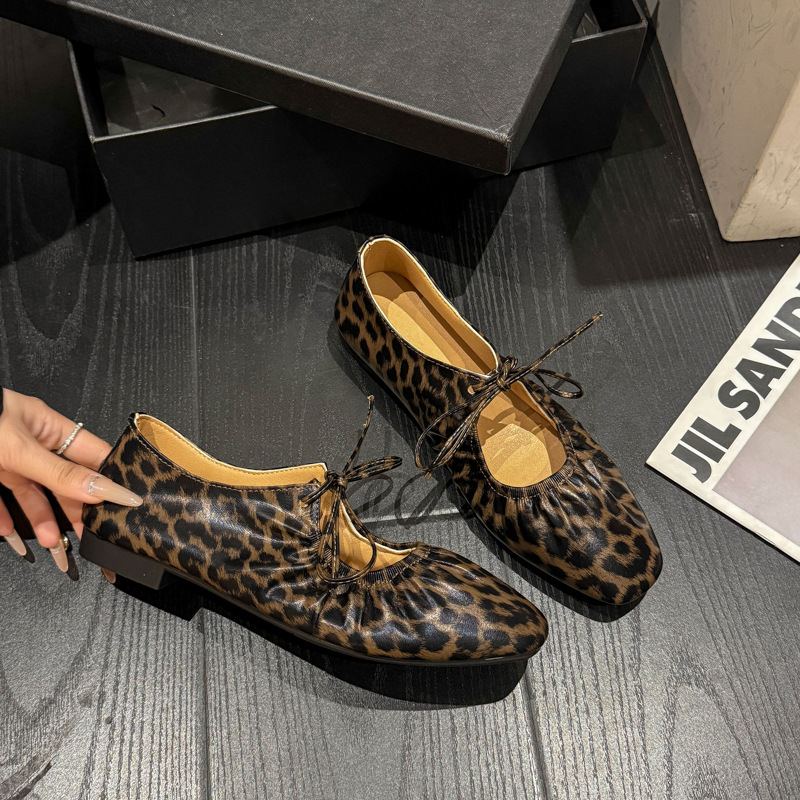 Szögletes orrú lapos talpú női cipők lapos talpú cipők 2024 új tündér stílusú rugalmas szalaggal, masnival, leopárdmintás Mary Jane