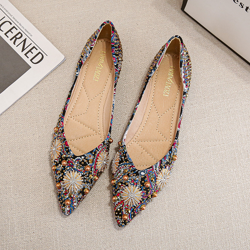 2025 tavaszi és nyári új stílusú hegyes orrú, temperamentumos, strasszos, szegecselt, gombócos cipő, női nyomtatott képpel, etnikai stílusú női cipők, lapos talpú cipők