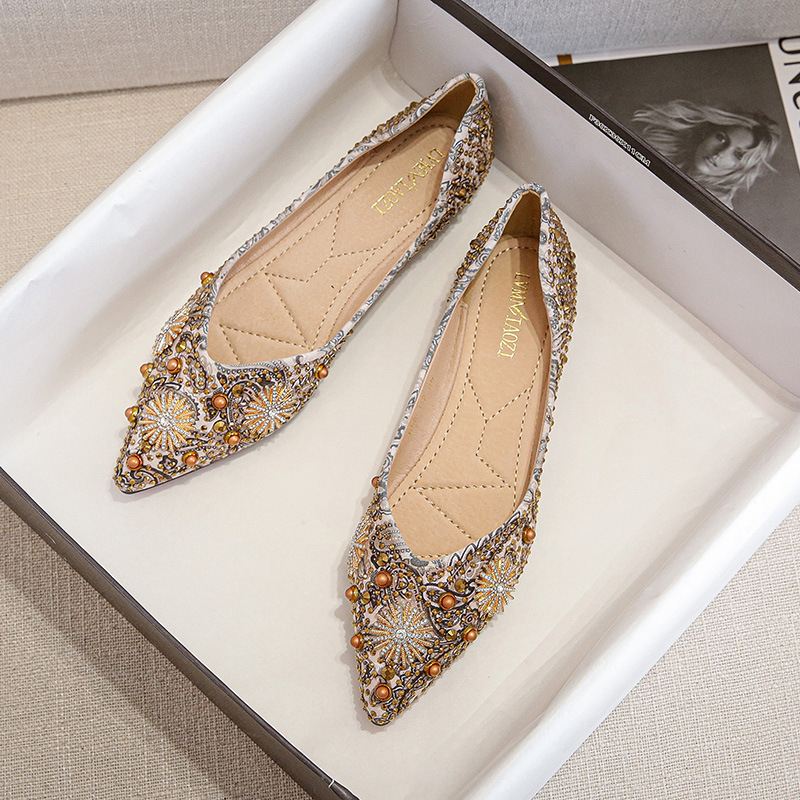 2025 tavaszi és nyári új stílusú hegyes orrú, temperamentumos, strasszos, szegecselt, gombócos cipő, női nyomtatott képpel, etnikai stílusú női cipők, lapos talpú cipők