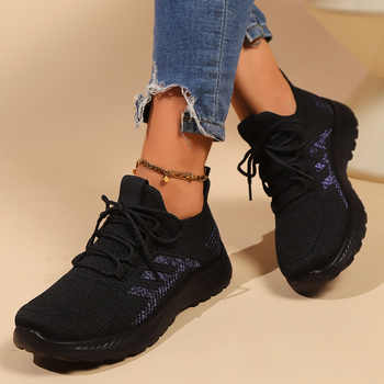 2025 m. pavasario tarptautinės mados tendencija sportbačiai, patogūs ir kvėpuojantys