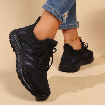 2025 m. pavasario tarptautinės mados tendencija sportbačiai, patogūs ir kvėpuojantys