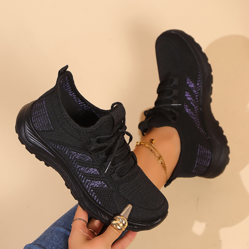 2025 m. pavasario tarptautinės mados tendencija sportbačiai, patogūs ir kvėpuojantys