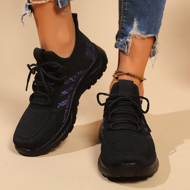 2025 m. pavasario tarptautinės mados tendencija sportbačiai, patogūs ir kvėpuojantys