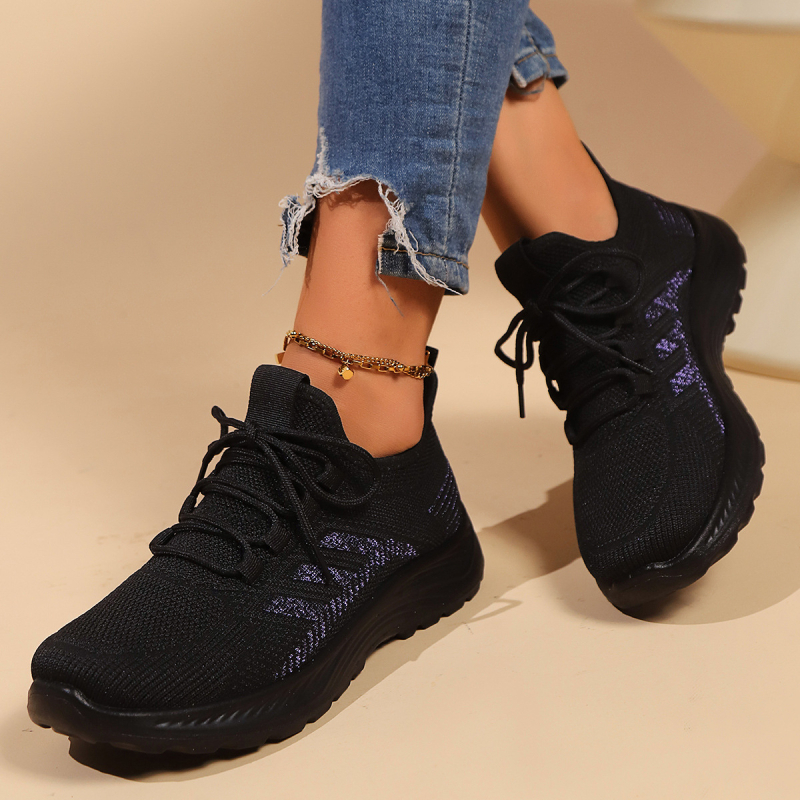 2025 m. pavasario tarptautinės mados tendencija sportbačiai, patogūs ir kvėpuojantys