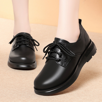 Μαύρα γνήσια δερμάτινα παπούτσια για μητέρες για άνοιξη και φθινόπωρο, αντιολισθητικά, νέα δερμάτινα παπούτσια με κορδόνια, φλατ παπούτσια μέσης, από μαλακό δέρμα