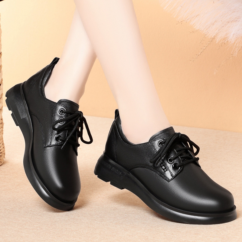 Fekete valódi bőr anyai cipők tavaszi és őszi csúszásgátló új fűzős bőr cipők puha bőr puha talpú női lapos talpú középkorú női cipők