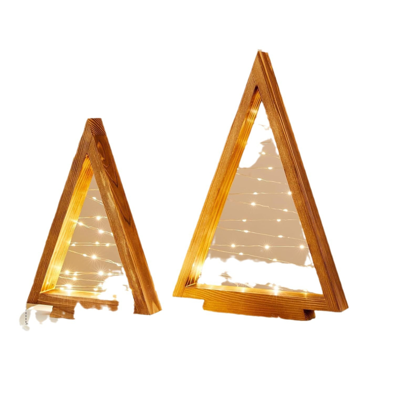 Koka Ziemassvētku eglīte ar gaismiņu, ģimenes galda kamīns, apmetņu pakaramais, dekoratīvi rotājumi, mirdzoša koka Ziemassvētku eglīte