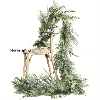 Pielāgots mākslīgais Ziemassvētku rotangpalmas Ziemassvētku vainags no priežu skuju eikalipta, ciedra, kamīna vītnes, mājas dekorēšana